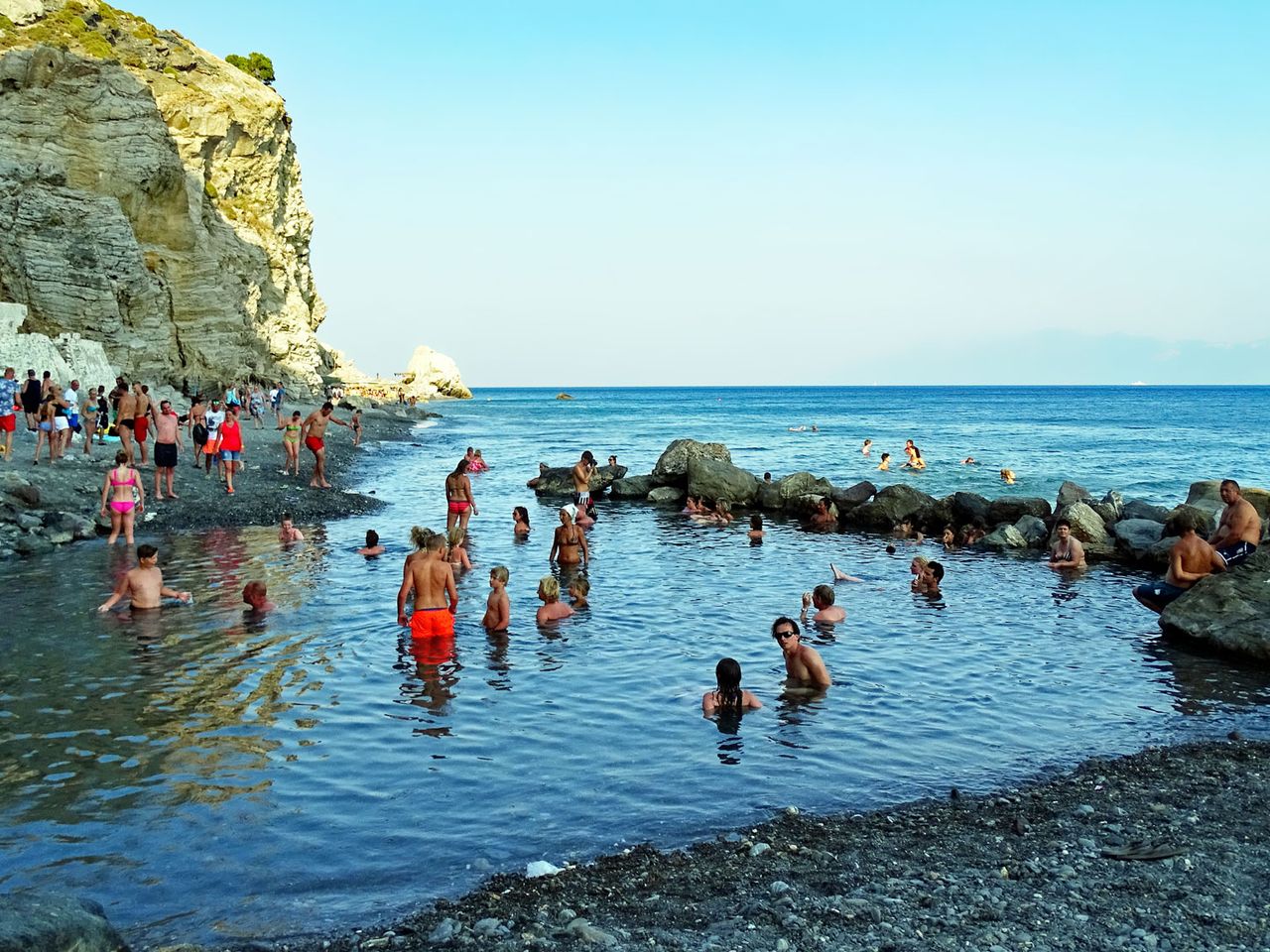 Menschen baden in der heißen Quelle Embros Thermae, Kos
