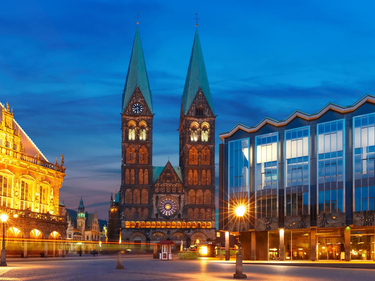 Dom St. Petri in Bremen am Abend, beleuchtet