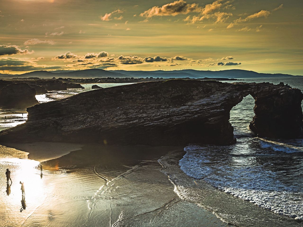 Felsformation bei Ebbe, Praia das Catedrais, Spanien