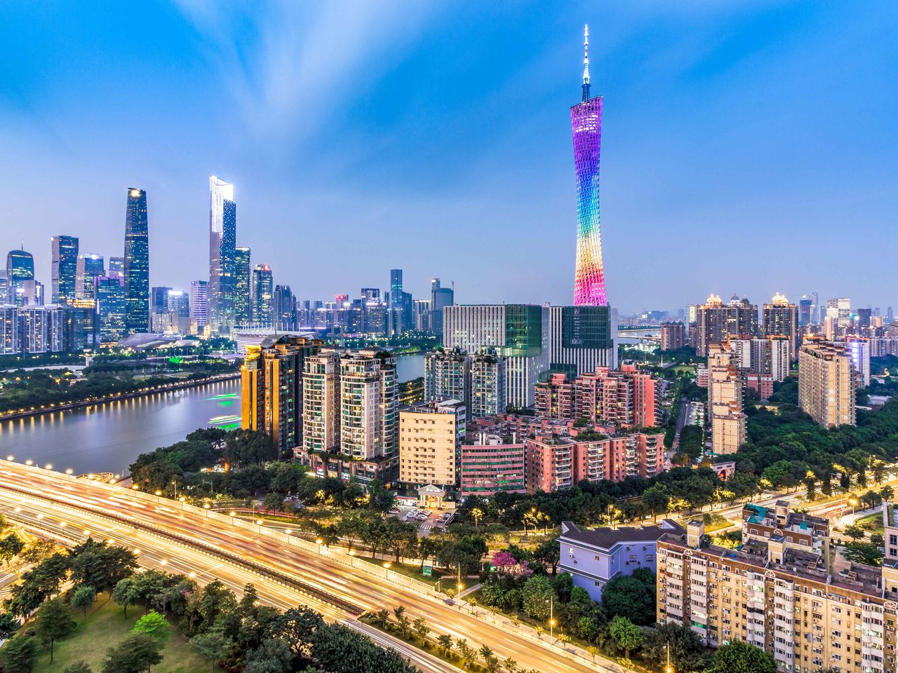 Der erleuchtete Canton Tower in Guangzhou Skyline, China