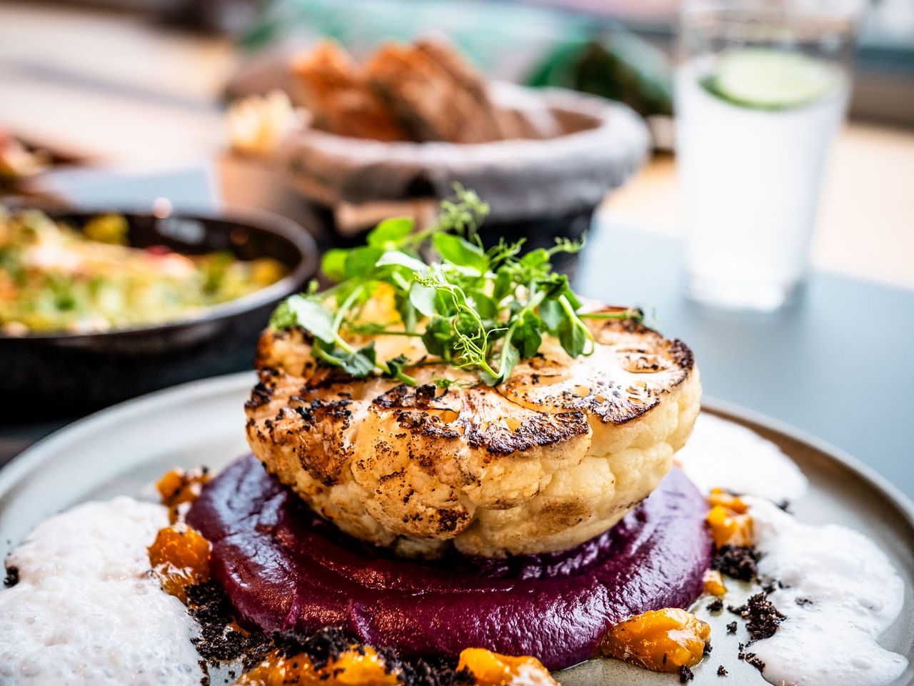 gerösteter Blumenkohl auf Rotkraut-Hummus im Table Dot