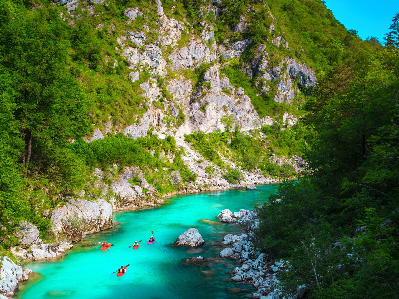 Wassersportler auf der Soča im Soča-Tal