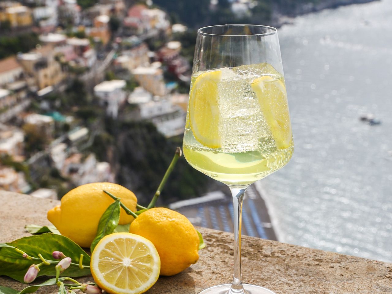 Limoncello an der Amalfiküste, Italien