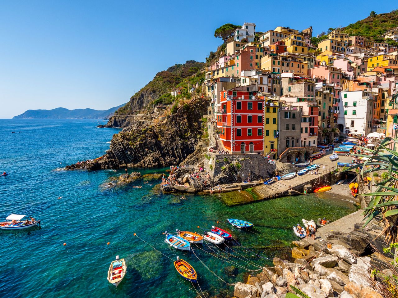 Blick auf Riomaggiore und davor schippernde Boote, Cinque Terre