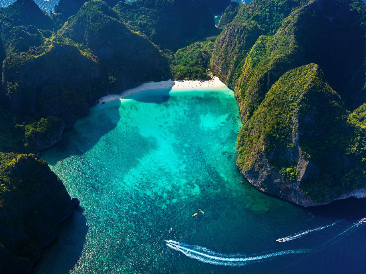Luftaufnahme der Maya-Bucht auf Koh Phi Phi, Thailand