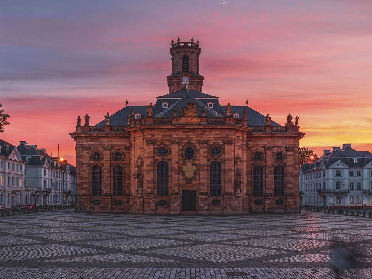 Ludwigskirche in Saarbrücken während des Sonnenuntergangs