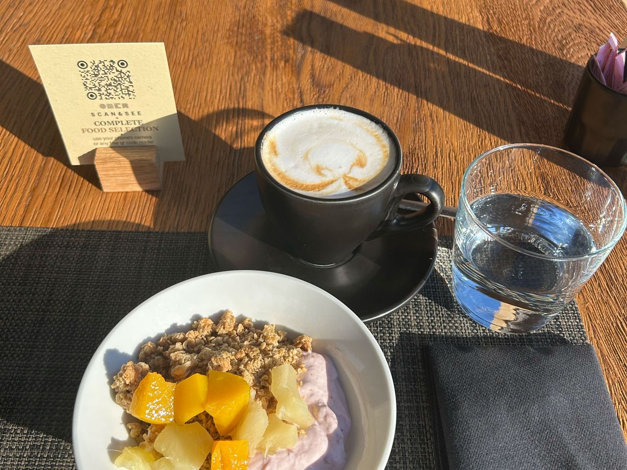 Obst mit Joghurt und Granola im Frühstücksrestaurant Omikron, Olea All Suite Hotel