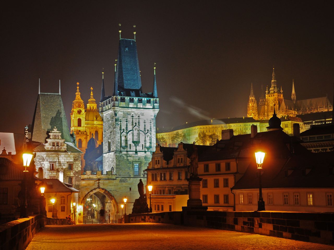 Karlsbrücke von Prag am Abend, beleuchtet