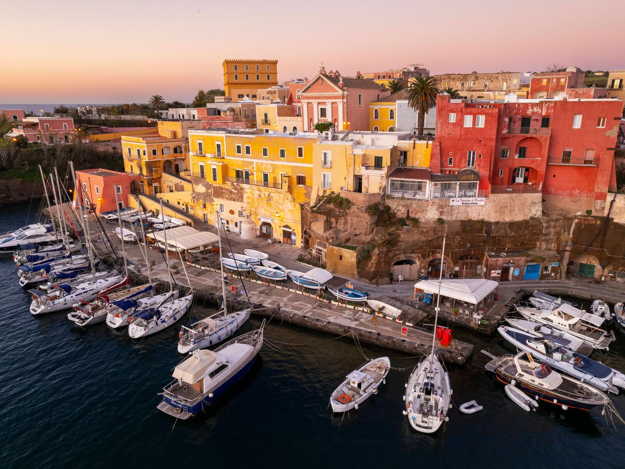 Blick auf den Hafen von Ventotene, italienische Insel