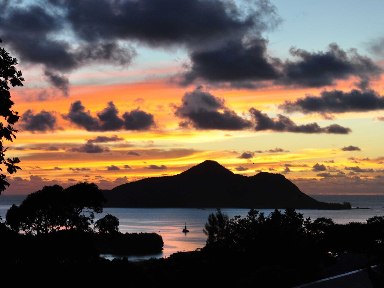 Blick auf Sainte Anne Island bei Sonnenuntergang, Seychellen