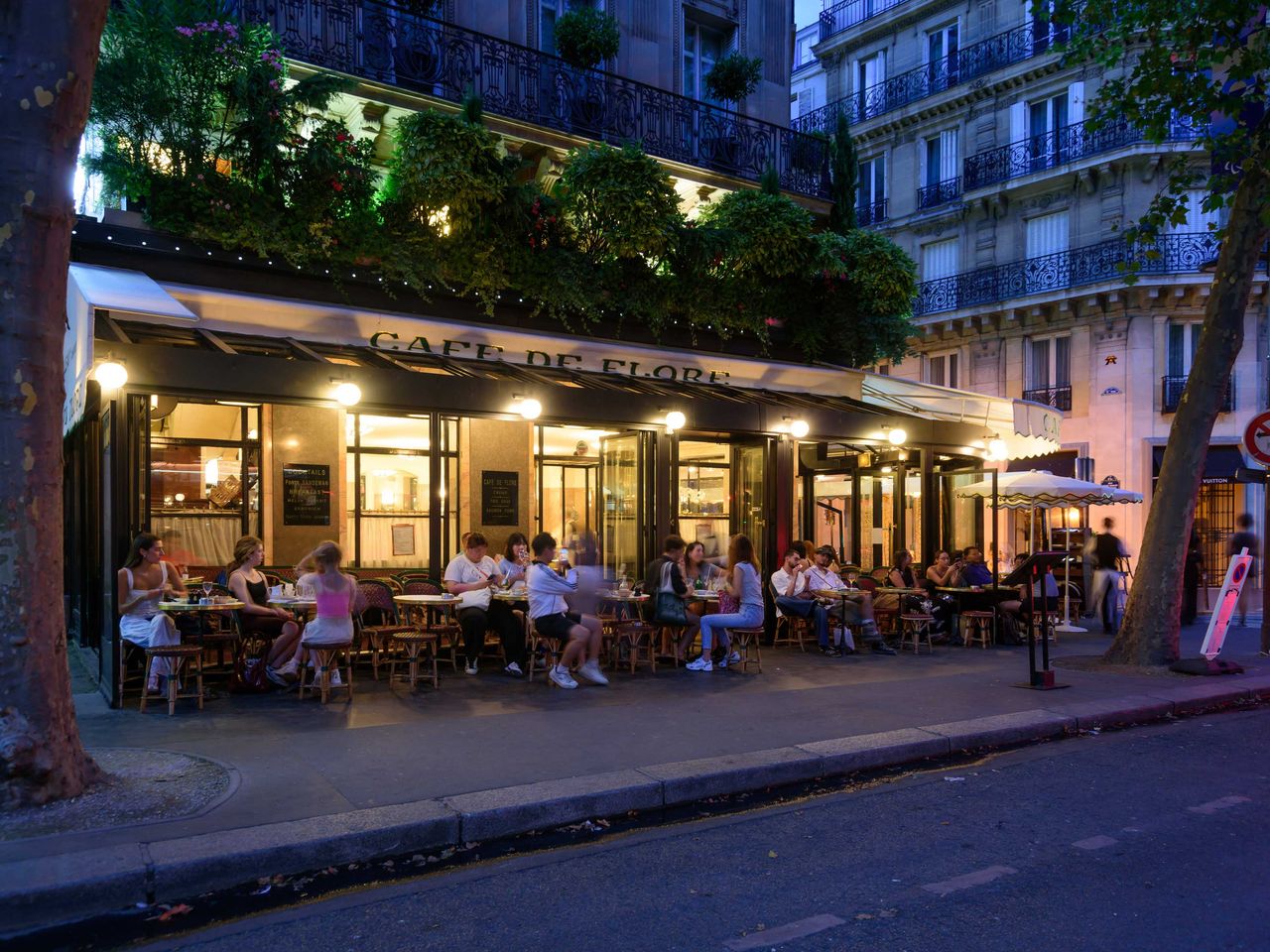 Außenansicht Café de Flore am Abend, Paris