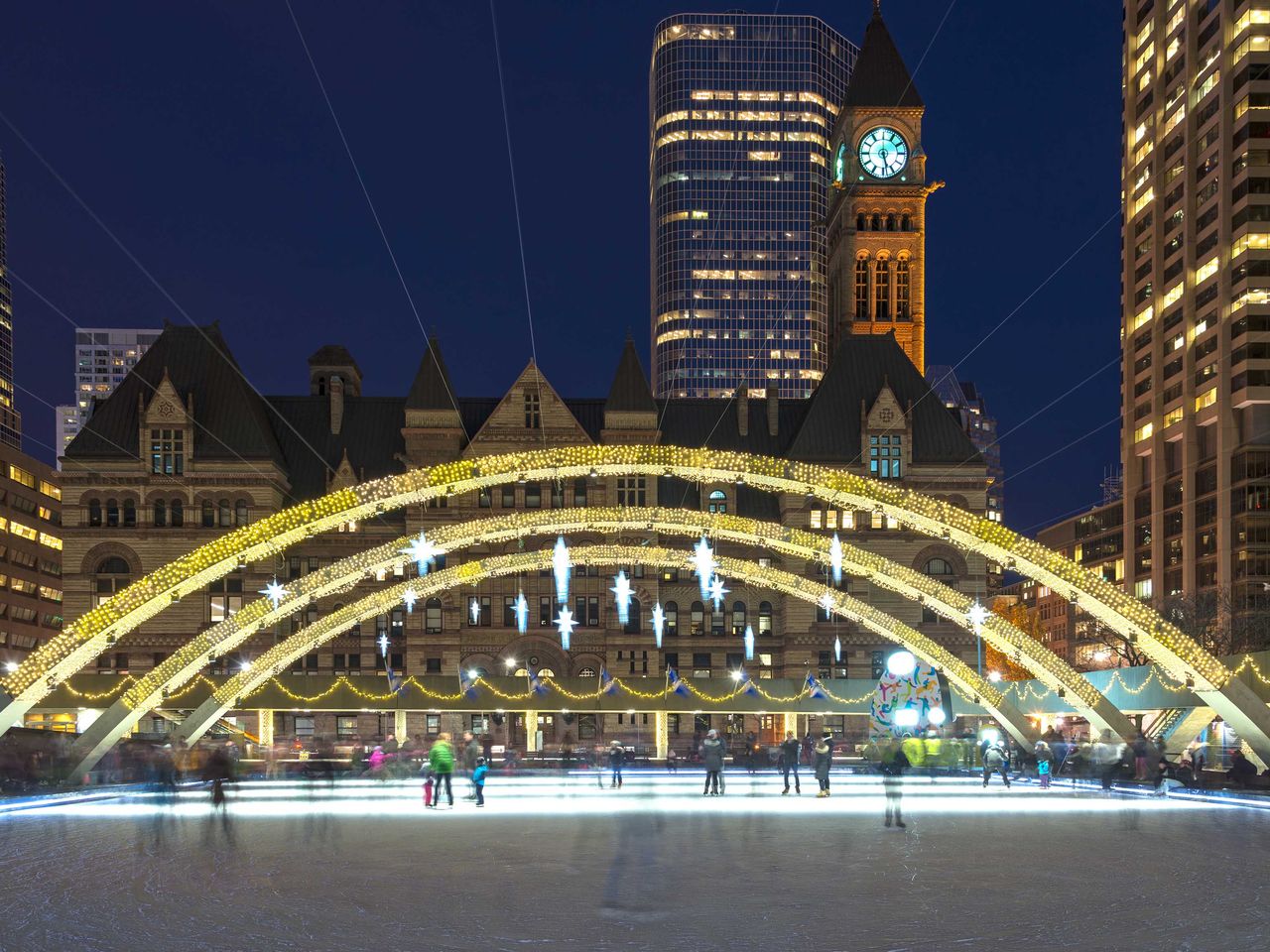 Eislaufbahn auf dem Nathan Phillips Square in Toronto