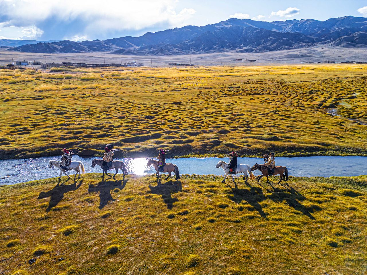 J&auml;ger in der Westmongolei zu Pferd