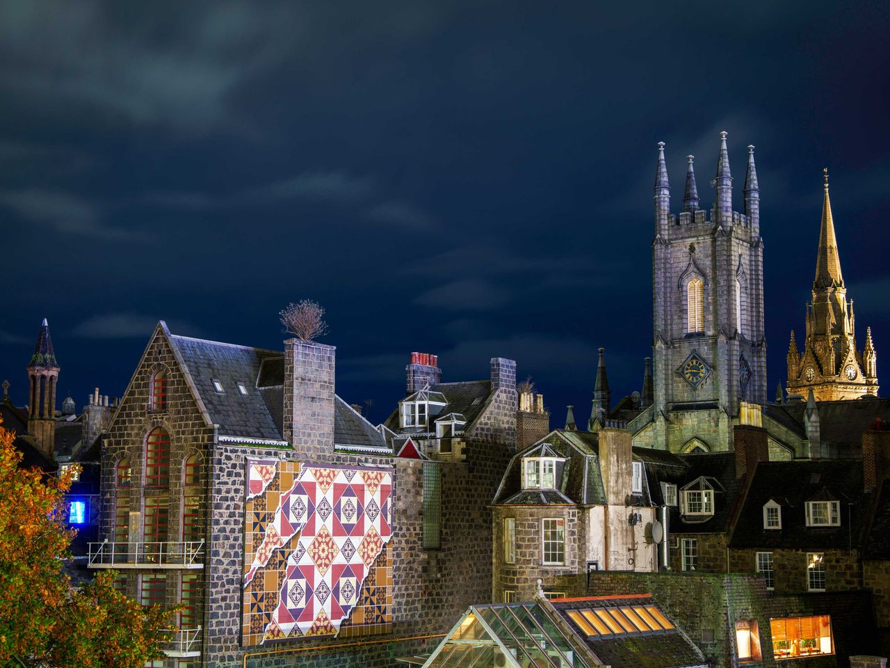 Aberdeen (Schottland) am Abend, beleuchtete Granitgebäude