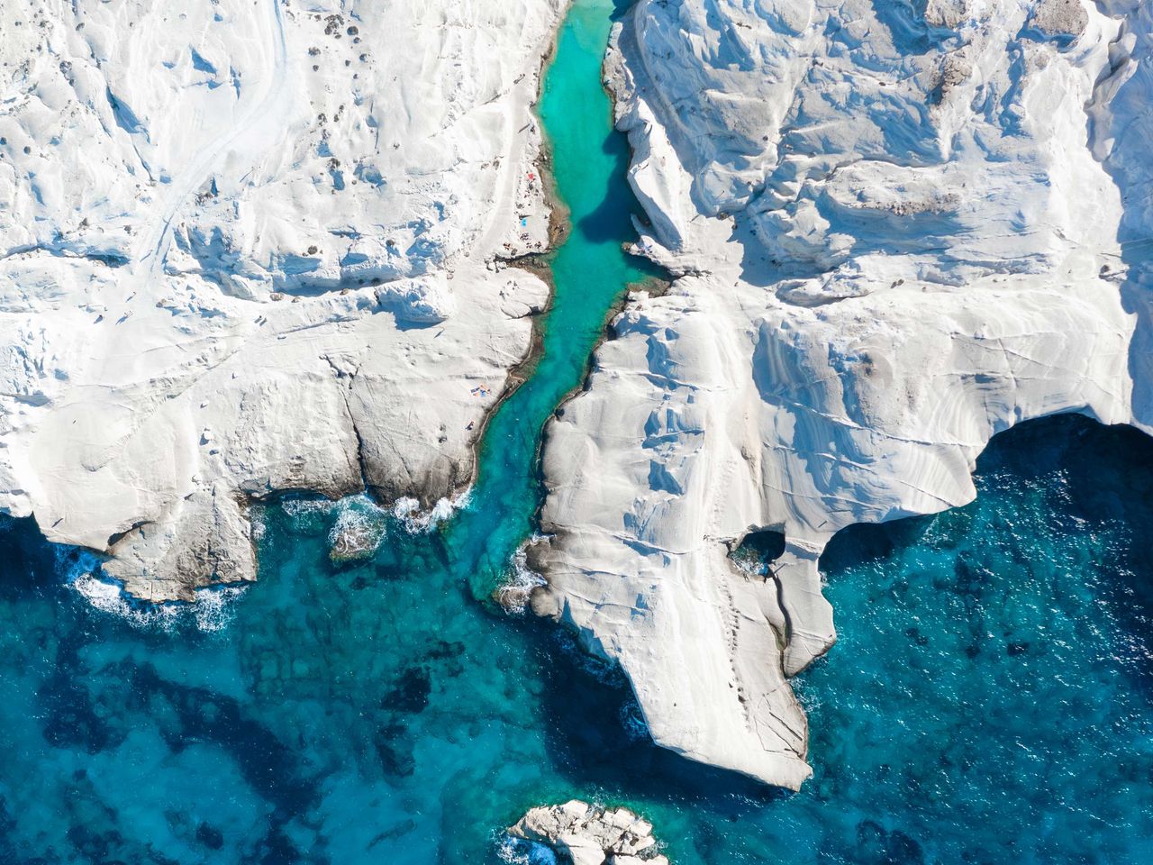  Sarakiniko Beach im Norden von Milos, Luftaufnahme 