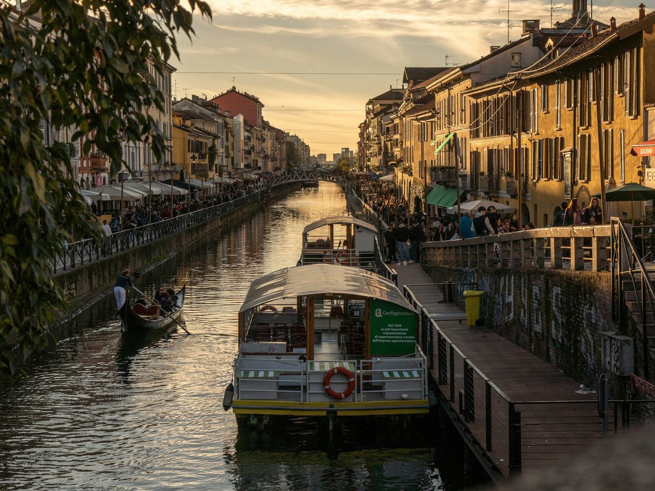 Boote in den Kan&auml;len des Navigli-Viertel von Mailand, Italien