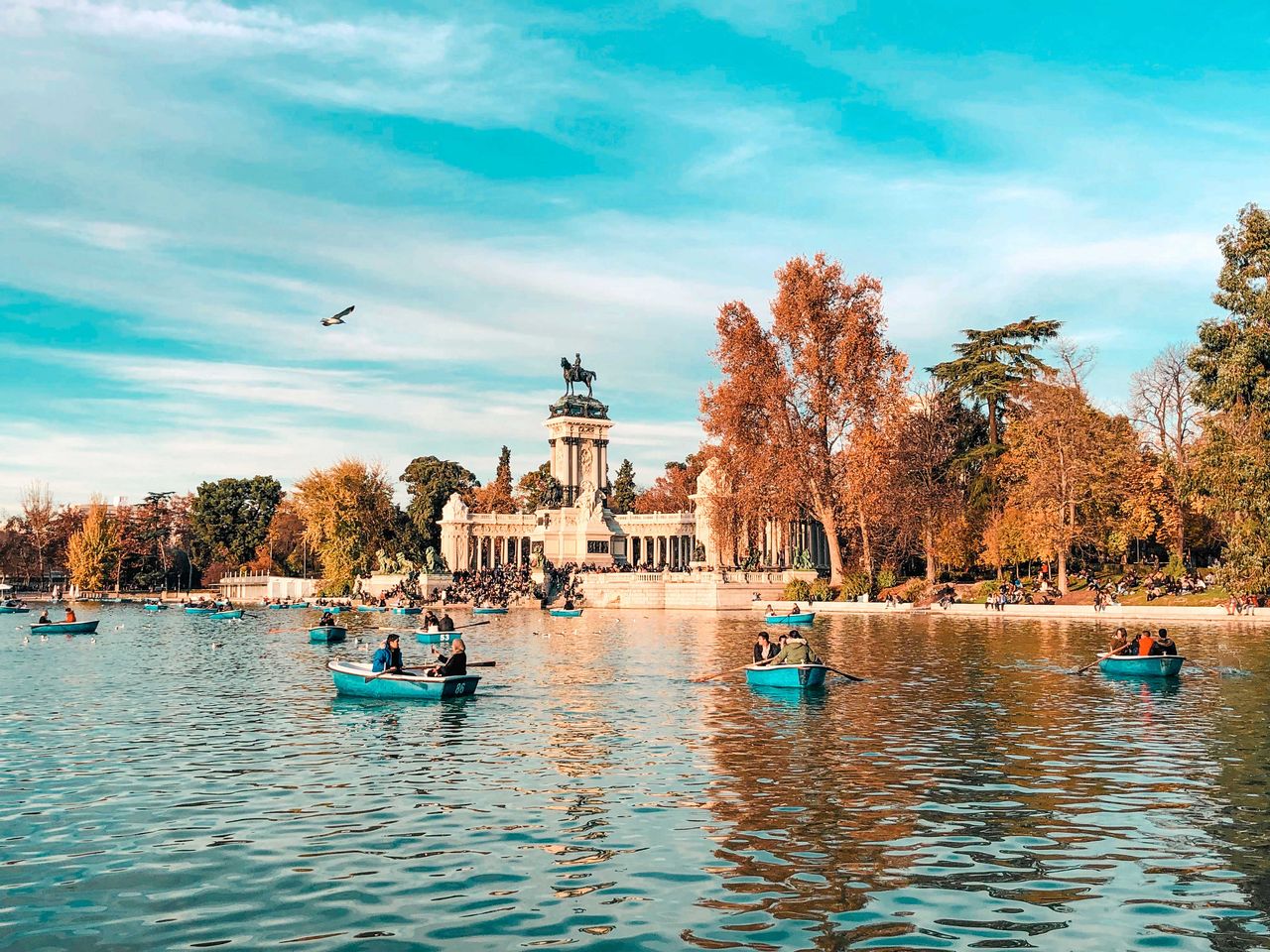 Menschen fahren Tretboot im Retiro-Park in Madrid