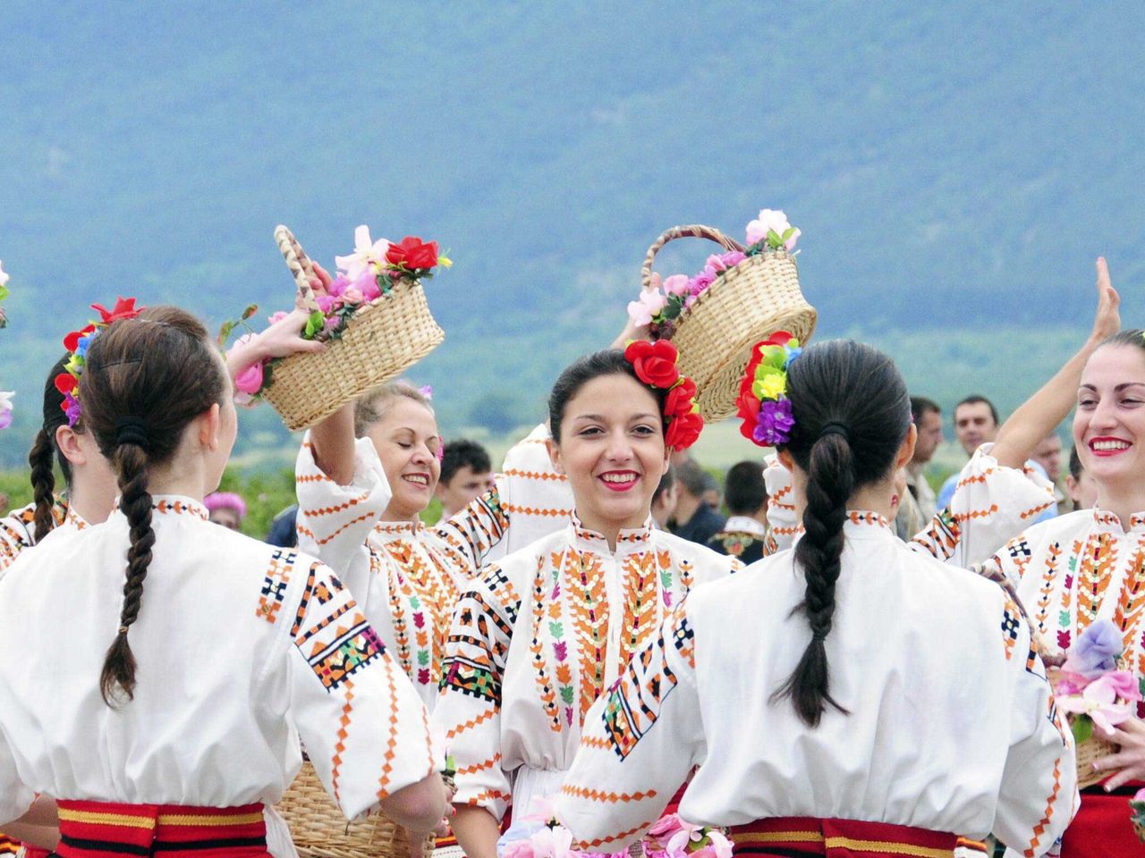 Frauen ernten Damaszener-Rosen im Rosental Bulgariens