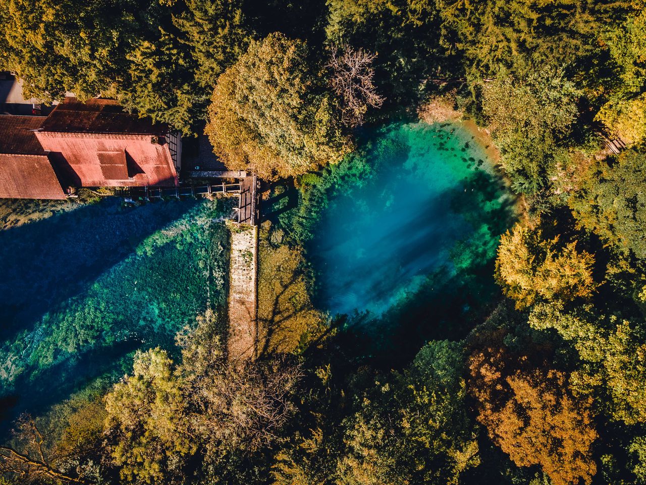 Luftaufnahme vom Blautopf in Blaubeuren