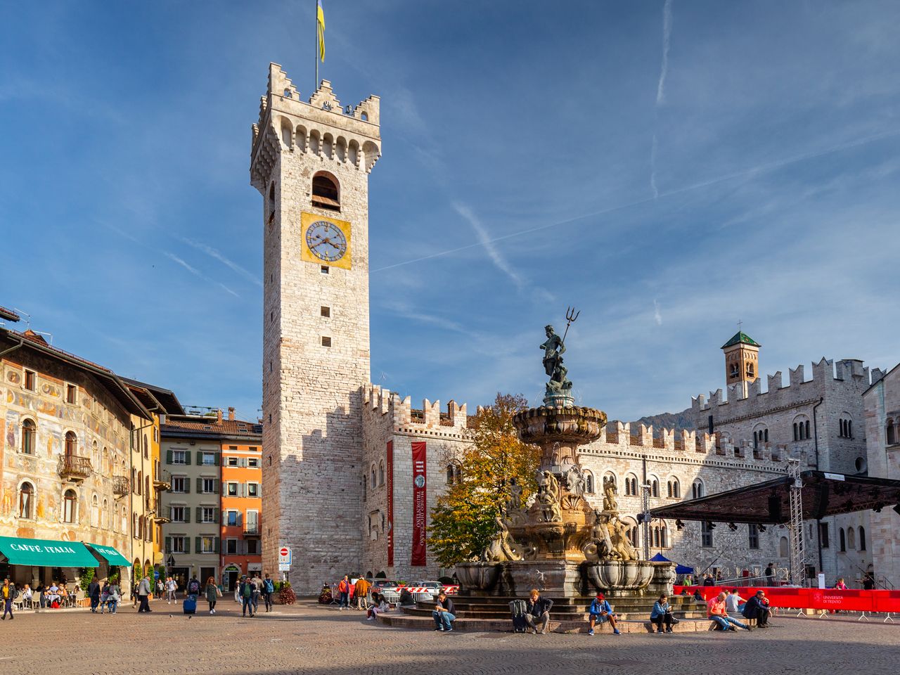 Der Domplatz mit dem Neptunbrunnen von Trient.