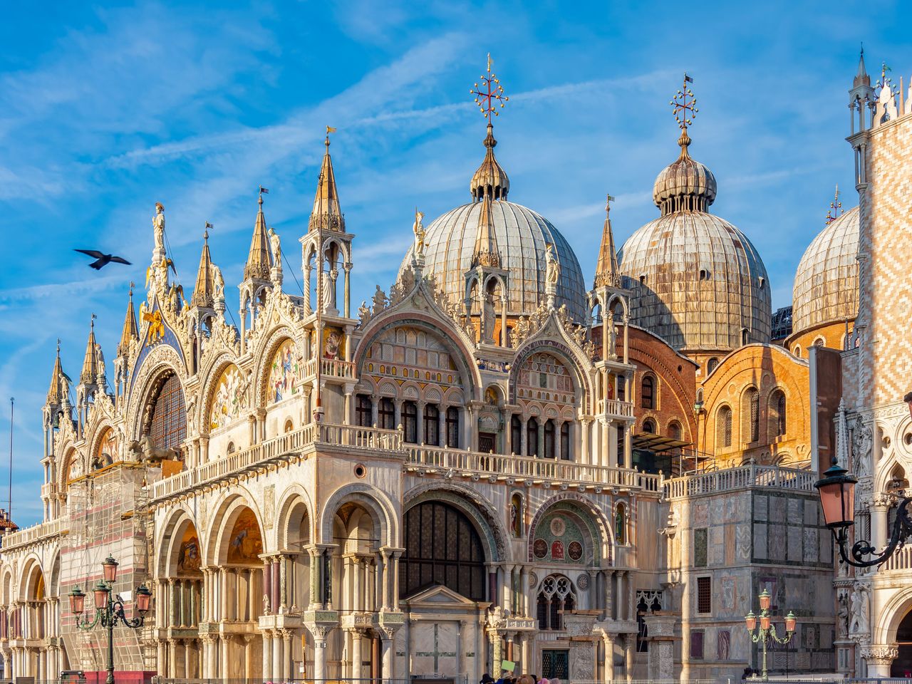 Markusdom (links) und Dogenpalast, Venedig
