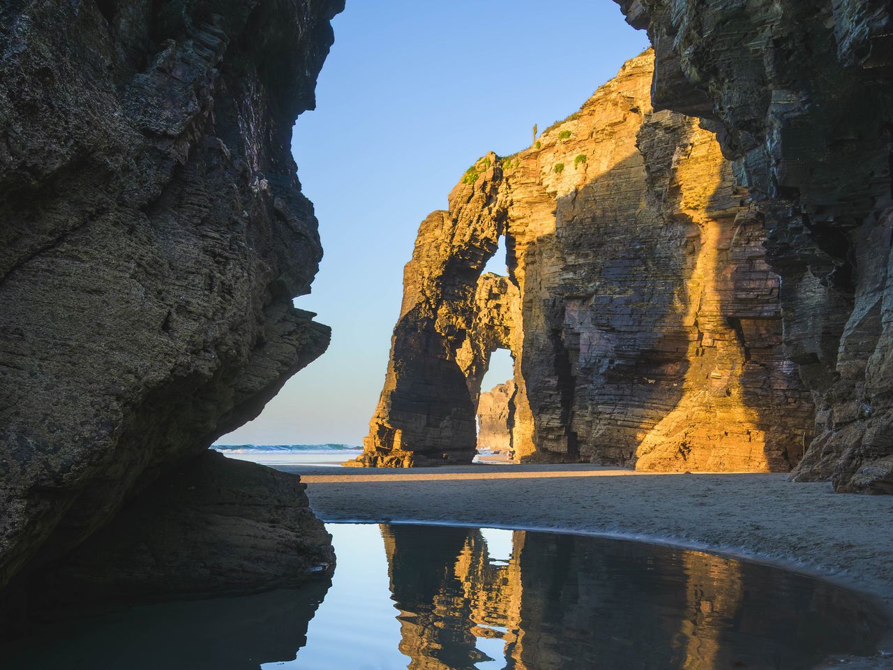 Felsformation bei Ebbe, Praia das Catedrais, Spanien