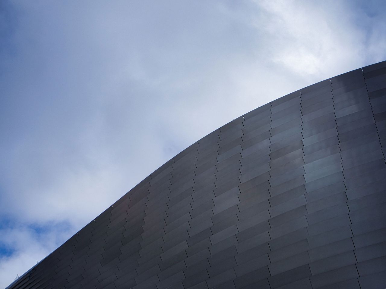 Nahaufnahme der Lamellenfassade des Estadio Santiago Bernab&eacute;u, Madrid
