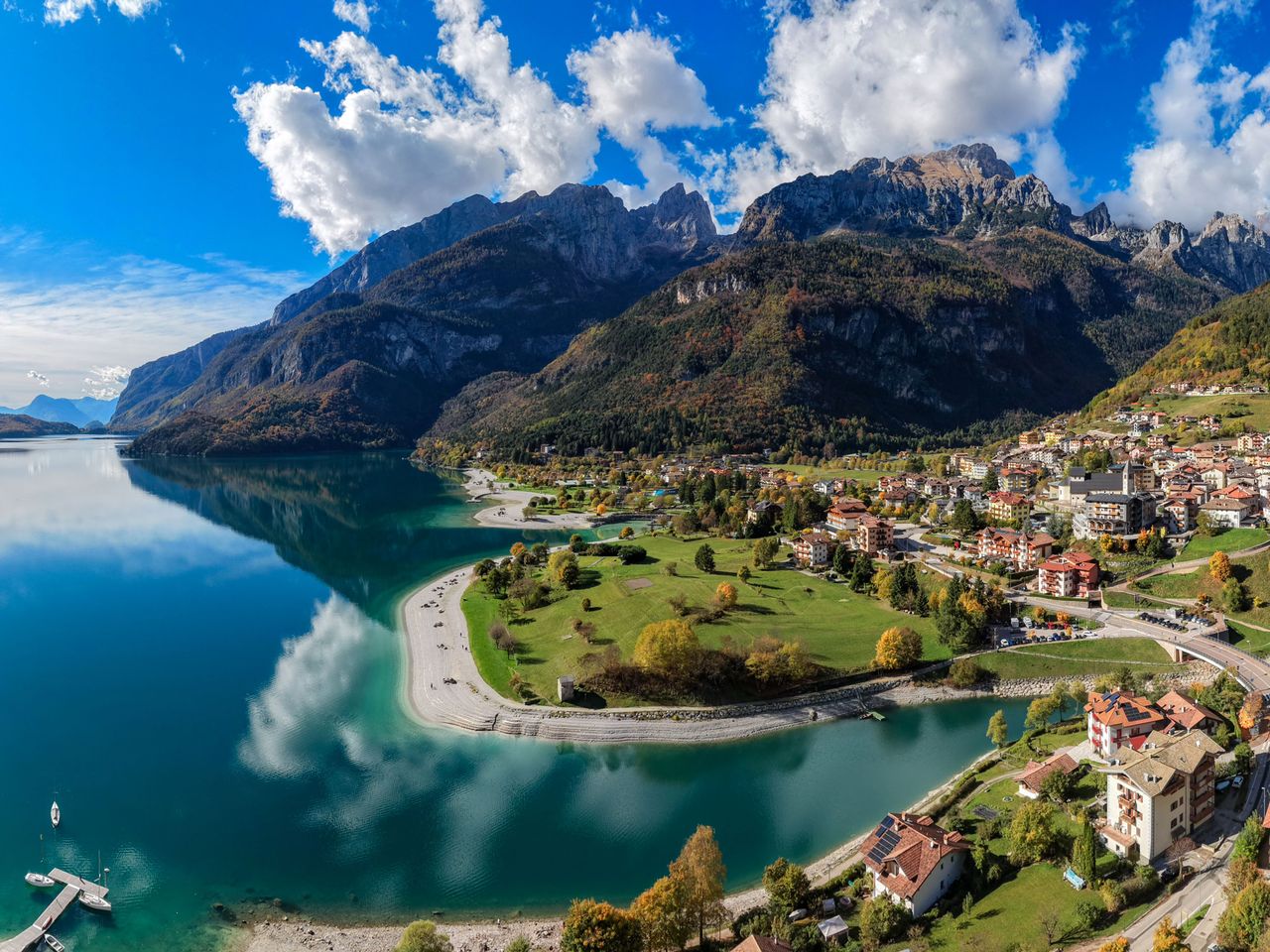 Molveno und Molvenosee von oben