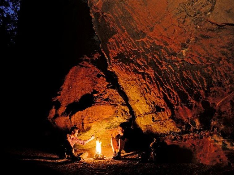 Jan Kirsten Biener und Stephan Wagner unter einem Felsvorsprung, Pfälzerwald