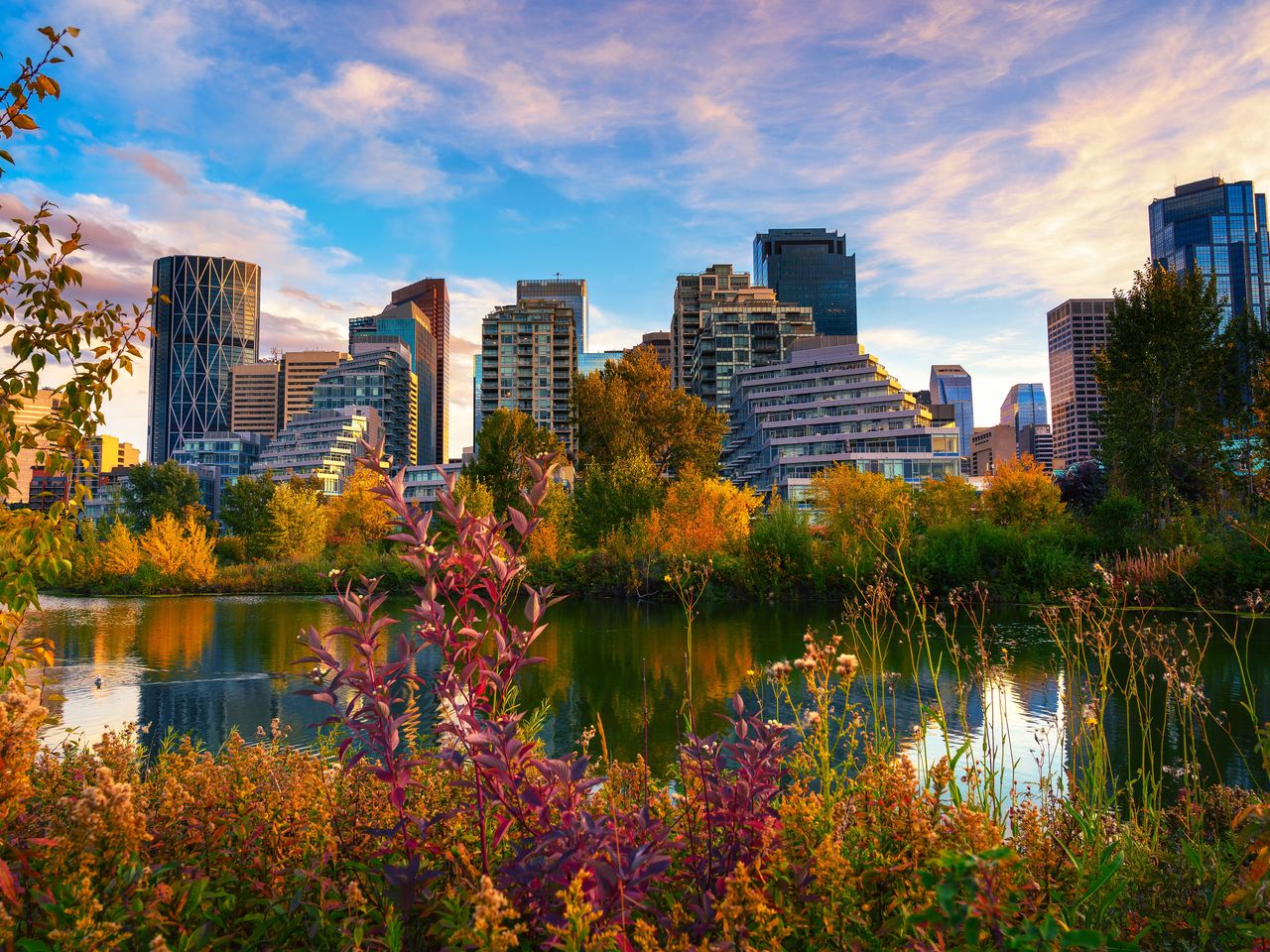 Blick vom Prince&rsquo;s Island Park auf die Skyline von Calgary