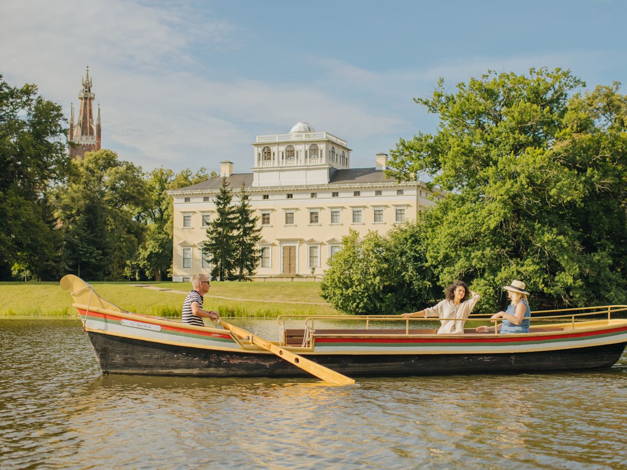 Eine Gondel vor dem Schloss Wörlitz im Gartenreich Dessau W&ouml;rlitz