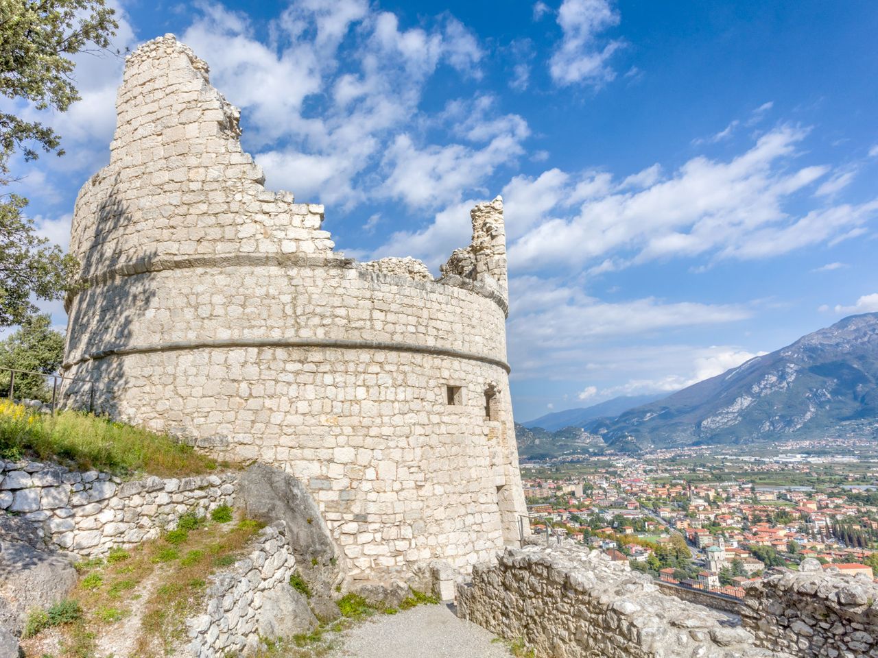 Burg Di Roccha, Blick auf Riva am Gardasee