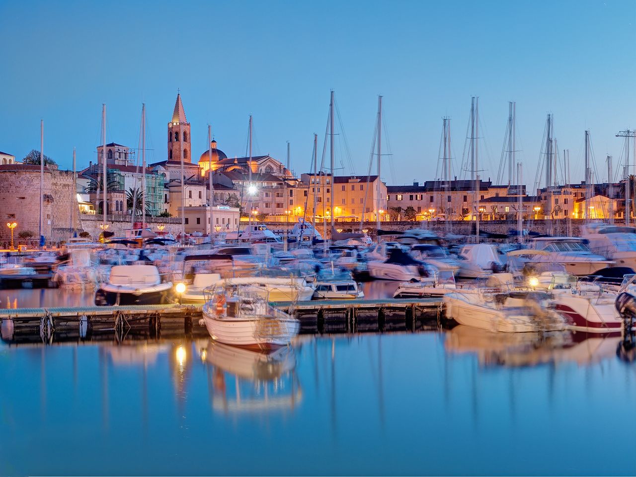 Blick auf den erleuchteten Hafen von Alghero