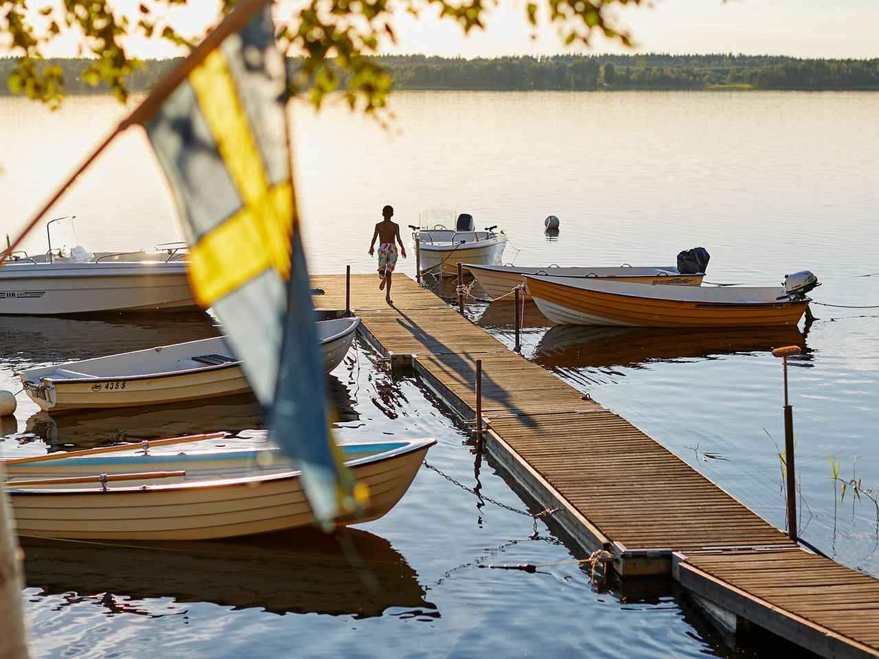 Tanzende Familie in Schweden, Mittsommer-Fest