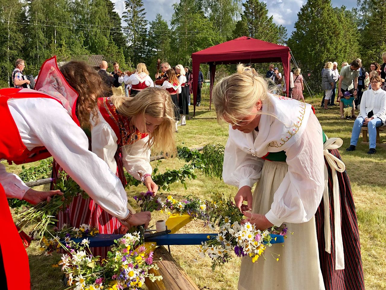 Schweden, junge M&auml;nner mit Blumenkranz, Mittsommer