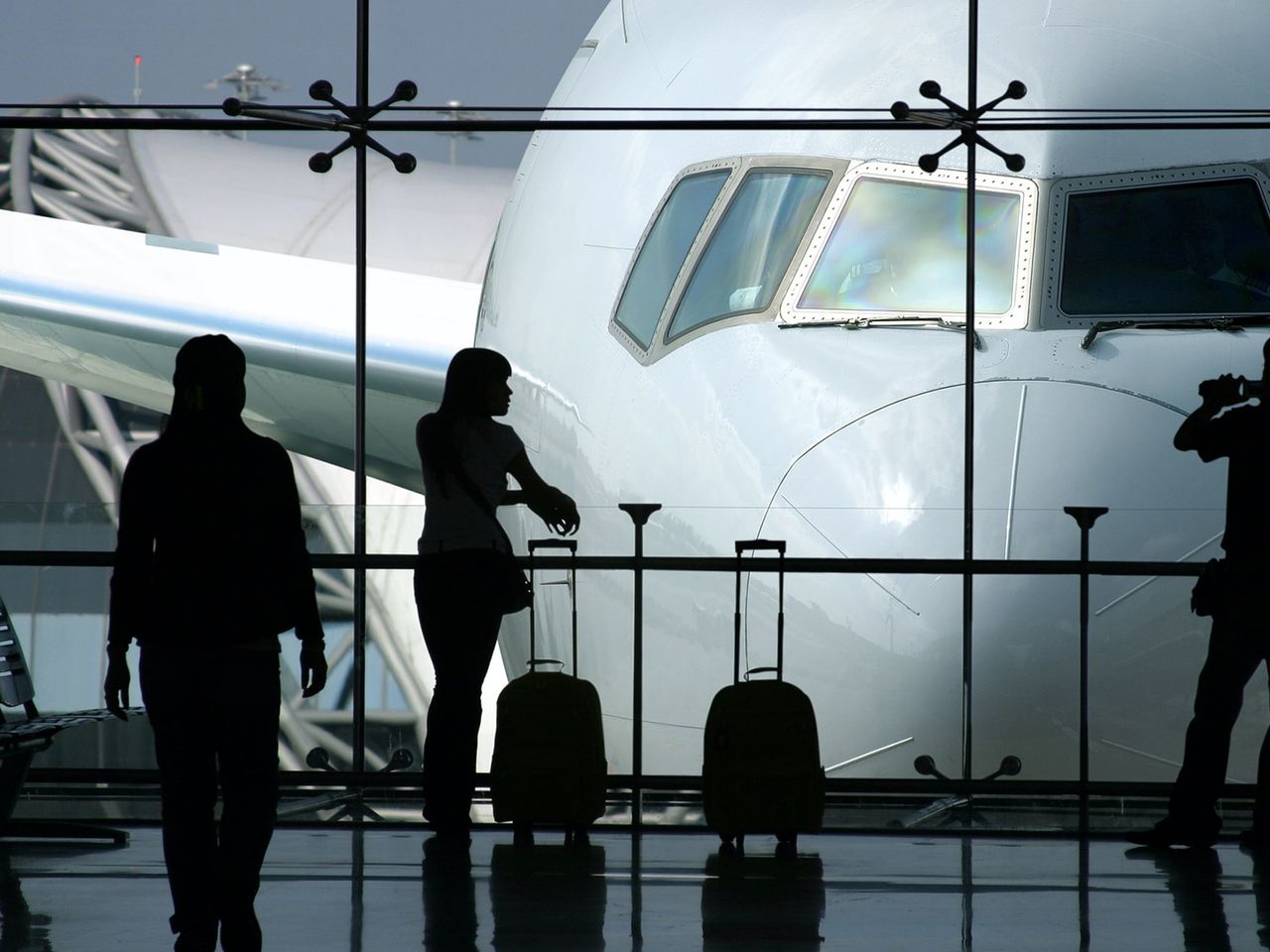 Reisende warten an einem Gate am Flughafen