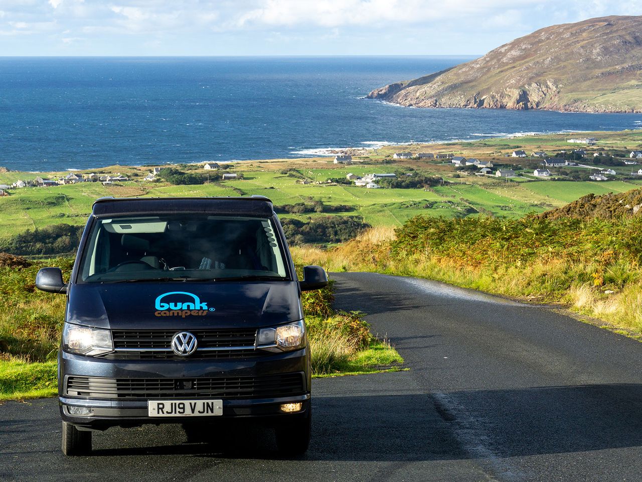 Ein Campervan auf einem Roadtrip durch Irland