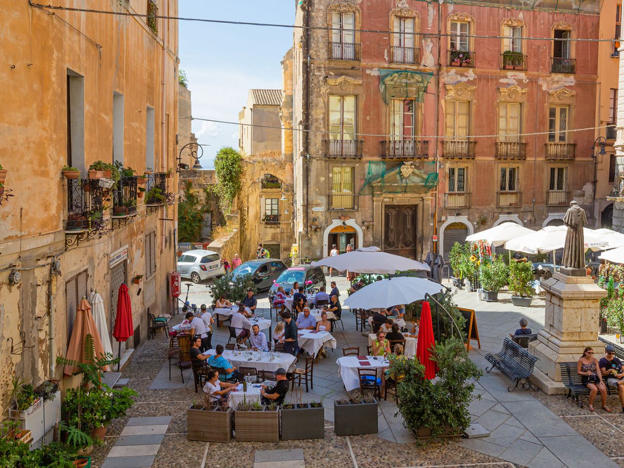 Lebendiges Treiben auf dem Carlo Alberto Platz in Cagliari