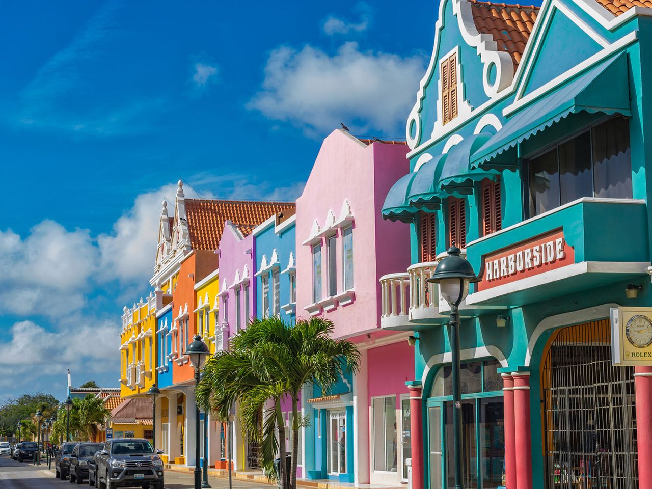 Kralendijk, Hauptort von Bonaire, bunte Häuserreihe aus der Kolonialzeit