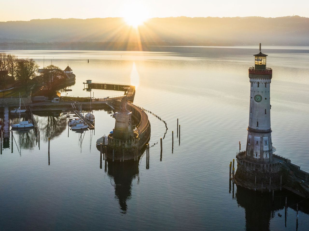 Hafen in Lindau mit Leuchtturm, Sonnenuntergang