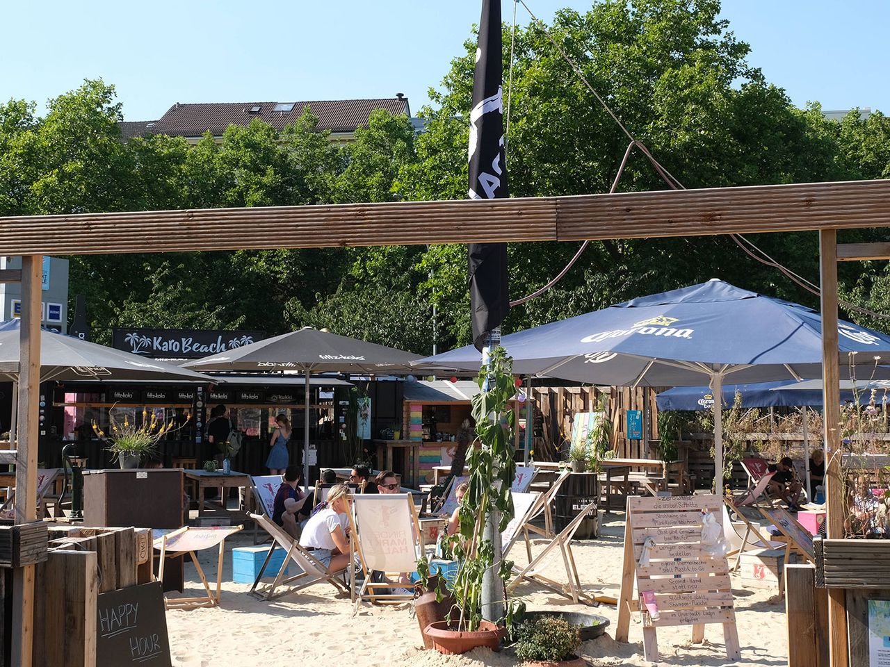 Beachclub vor der Rindermarkthalle, Hamburg