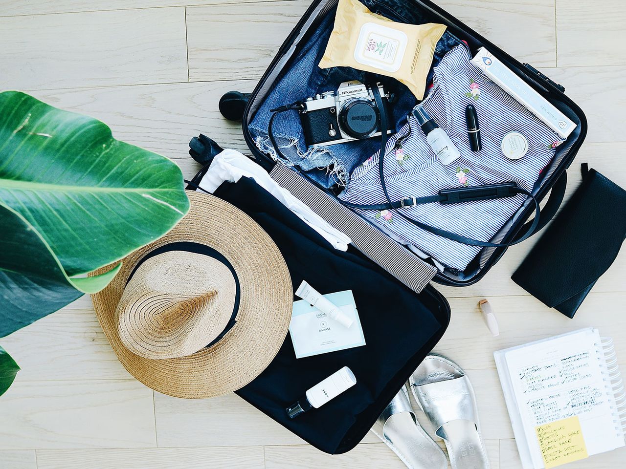 Koffer packen für den Sommerurlaub, Symbolbild