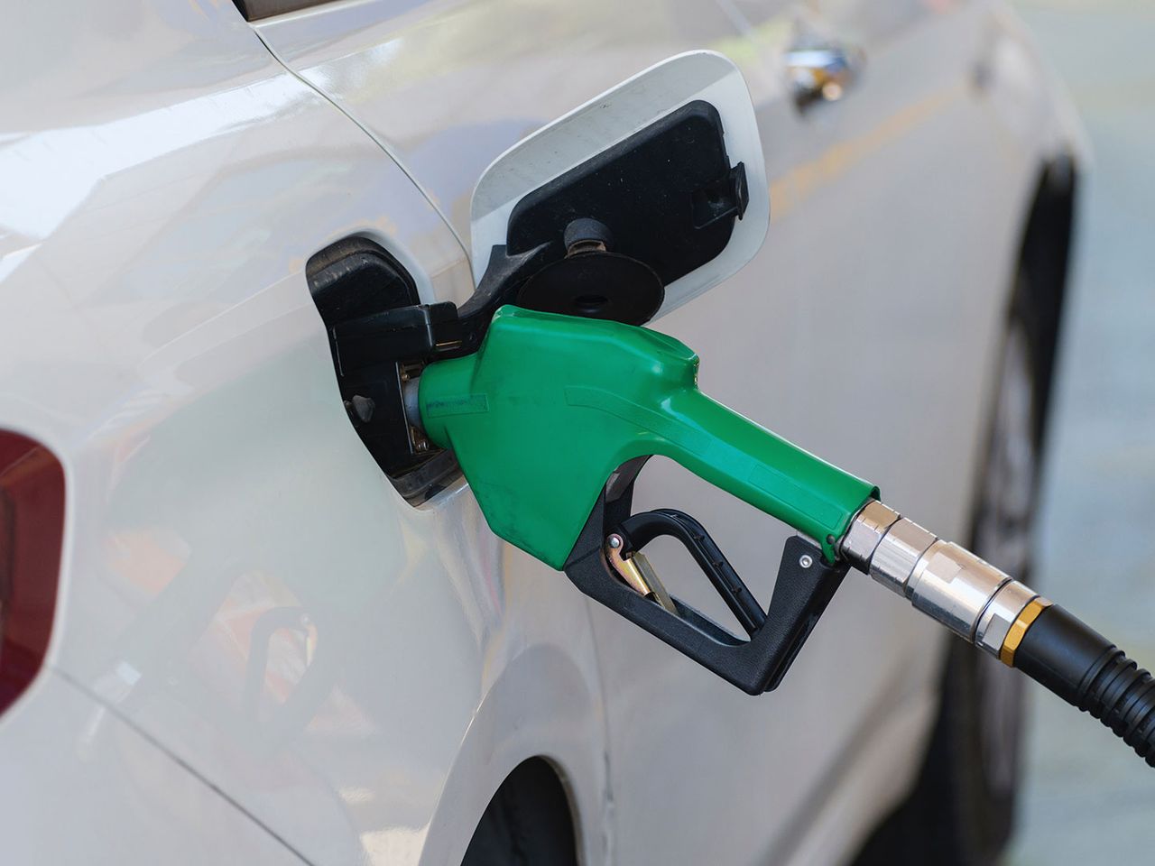 Nahaufnahme vom Tanken, Mietwagen-Buchung