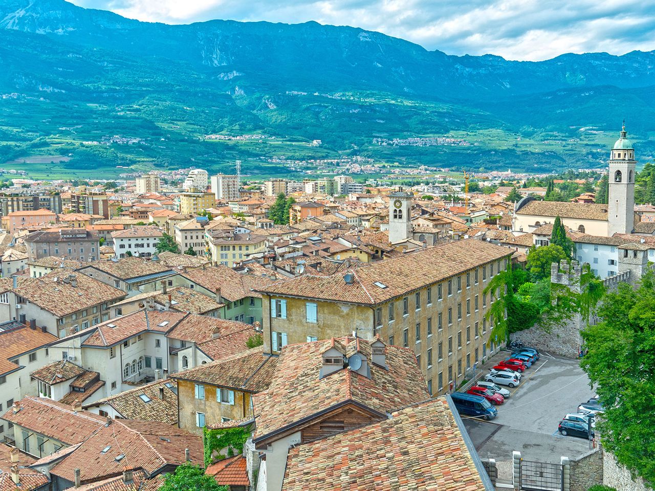 Blick auf Rovereto, Stadt im Trentino