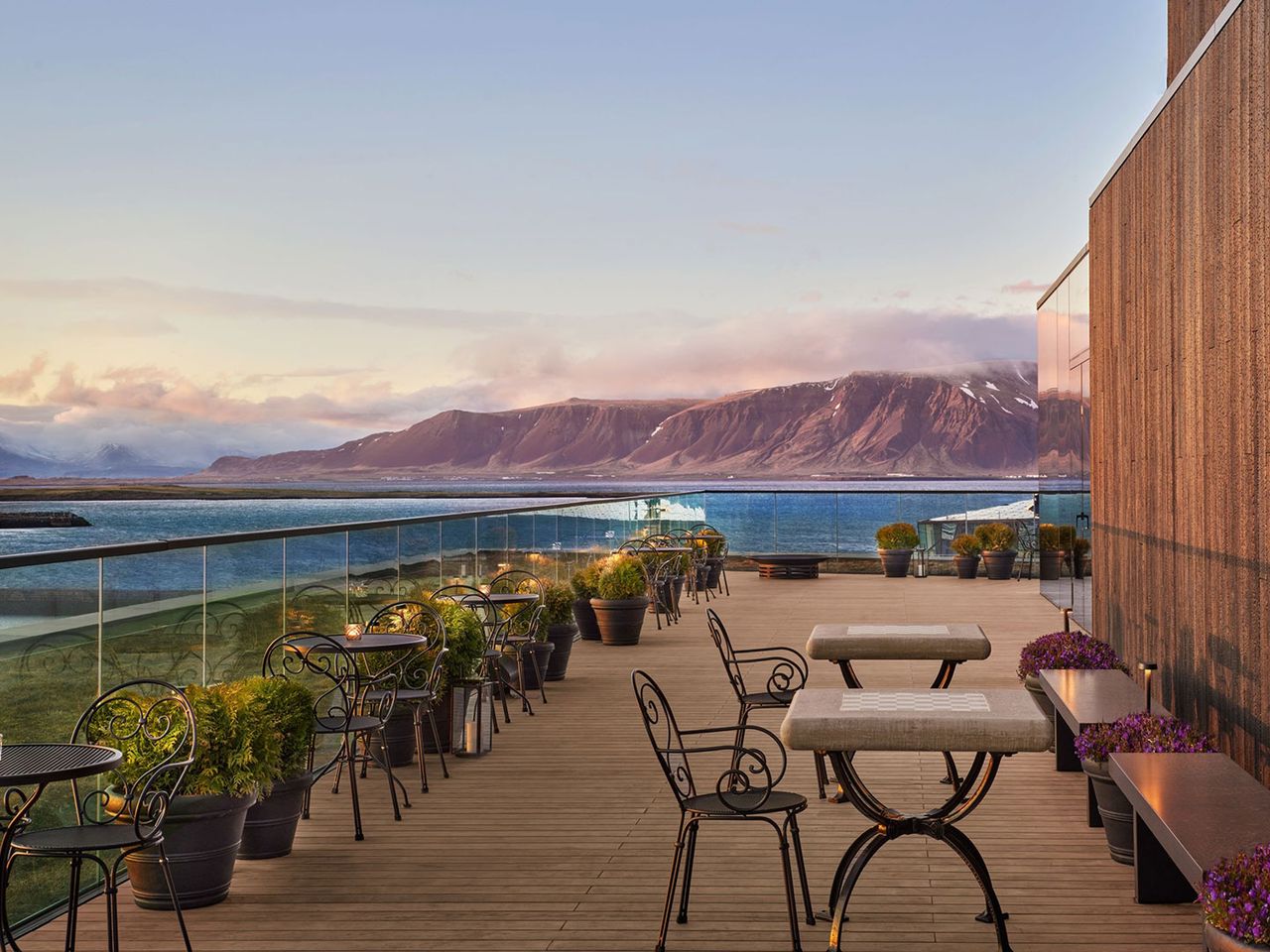 Blick von der Terrasse des „The Reyjkavik Edition“ auf den Berg Esja