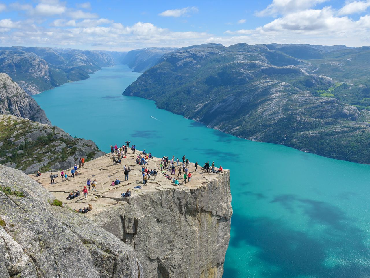 Blick vom Preikestolen auf das türkisblaue Wasser des Lysefjords