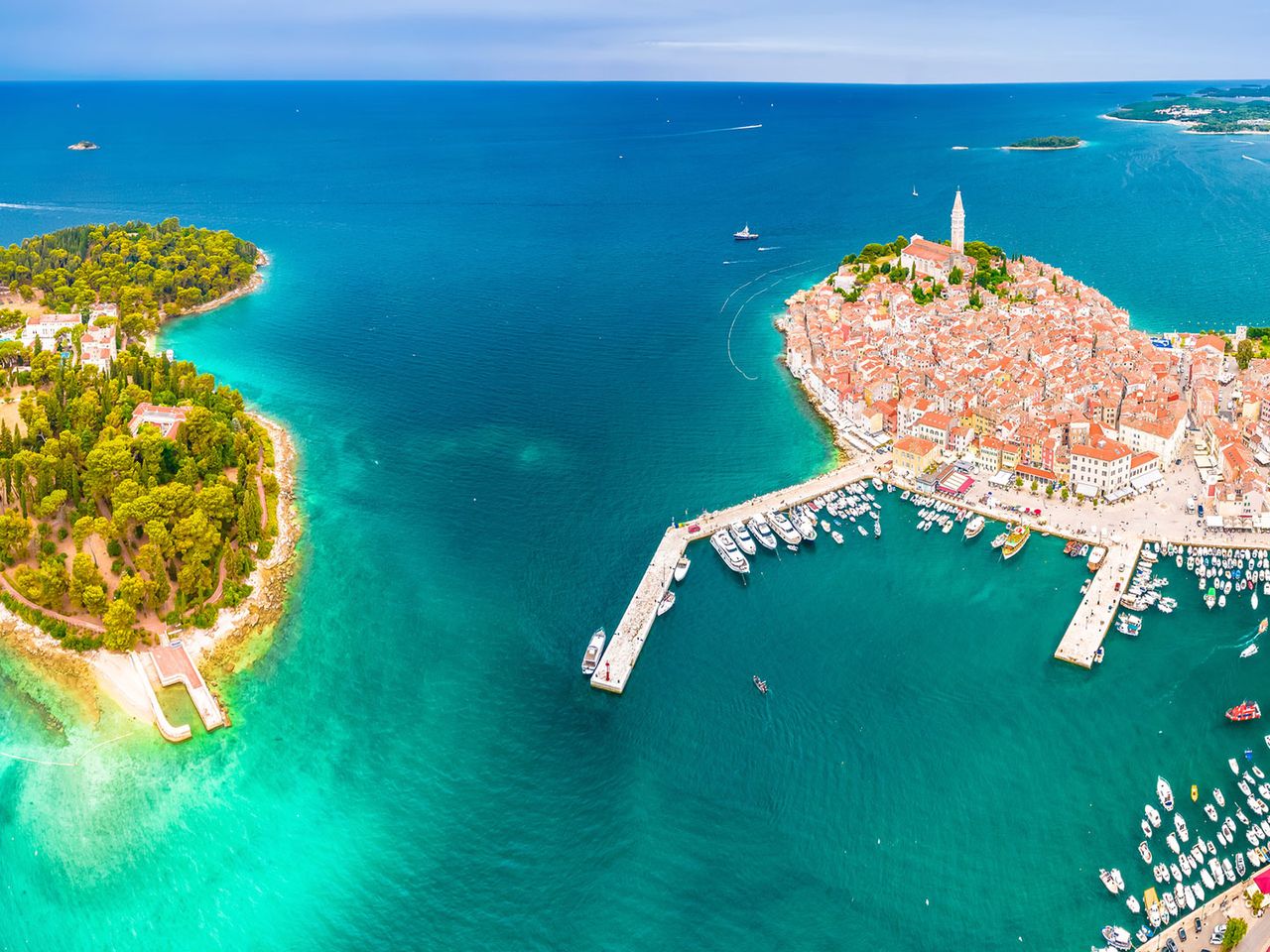 Die Insel Sveta Katarina und Teile von Rovinj, von oben