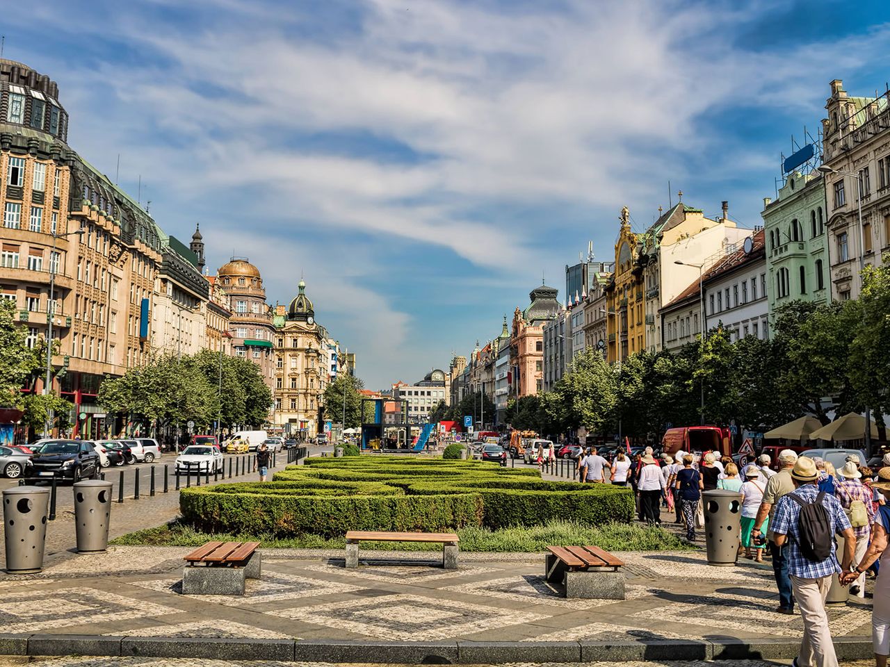 Menschen flanieren auf dem Wenzelsplatz in Prag 
