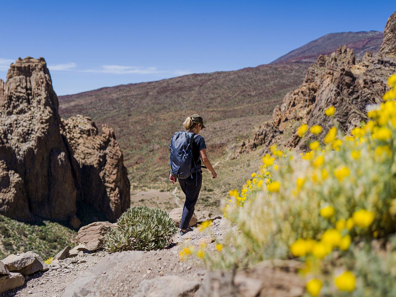 Eine Frau wandert im Teide Nationalpark auf Teneriffa
