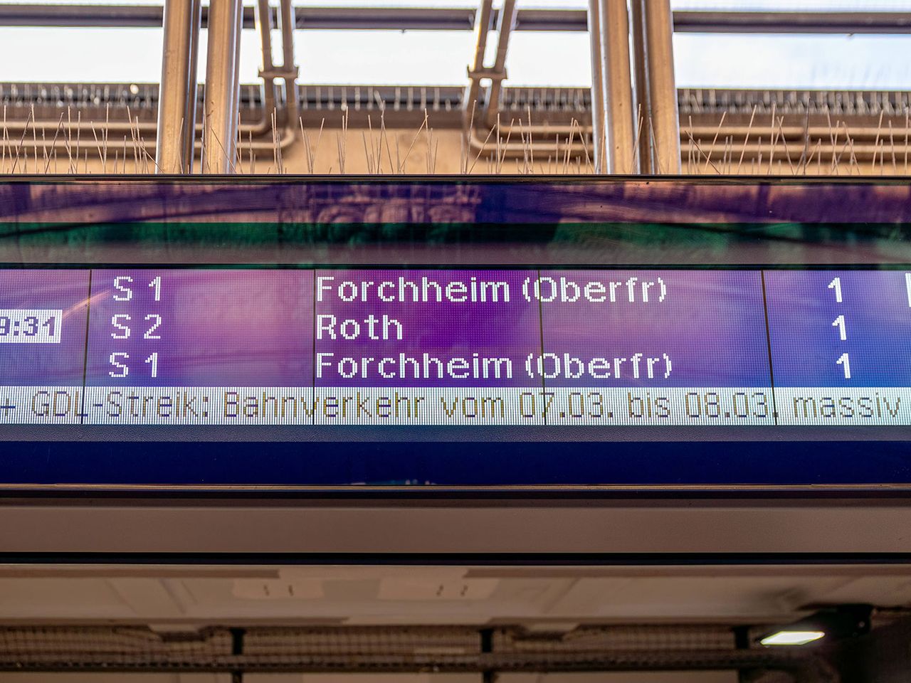 Anzeigetafel im Hauptbahnhof Nürnberg kündigt GDL-Streik an